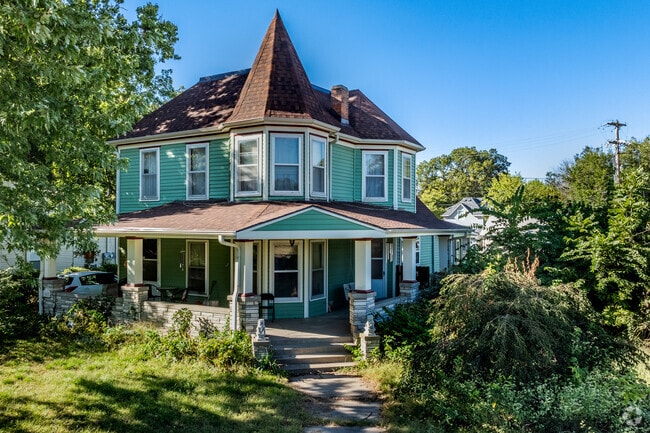 South Manhattan has a few diverse home styles residents can choose from.