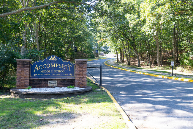 NID 537910 Accompsett Middle School shares grounds with Smithtown West High and an Elementary.
