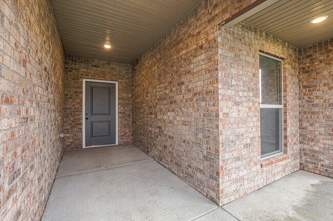 8368 Greentree Dr, Lenexa, KS 66227 - photo 3