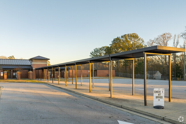 Hiram Elementary School has a student-teacher ratio of 15 to 1.