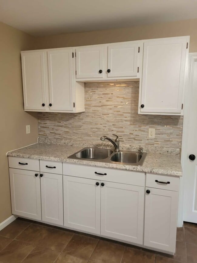 391 Putnam Pike unit C, Dayville, CT 06241 - photo 6