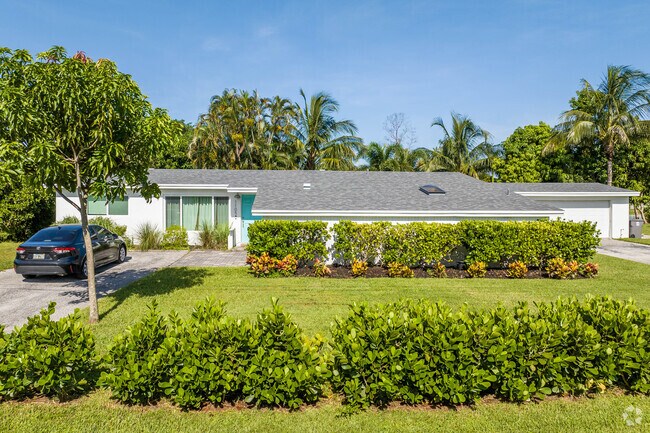 A side gabled roof home in Laguna Park.