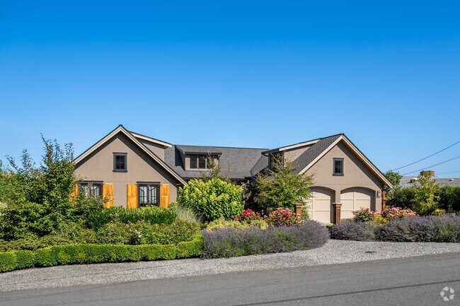 You can find large homes at edge of the Puget Sound in Perrinville - Seaview.