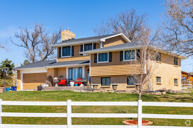 Split-level homes on large lots are a popular home style in Cameo Estates.