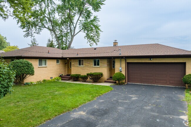 Meticulously maintained lakefront ranch home in White Lake.