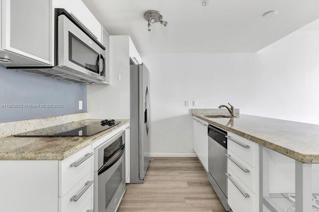 185 SW 7th St, Miami, FL 33130 - photo 2