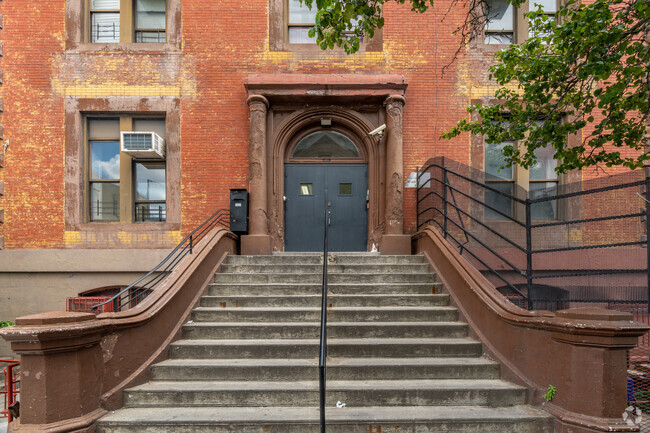 Entrance to Bais Yakov of D'Khal Adas Yereim is located along Bedford Ave.