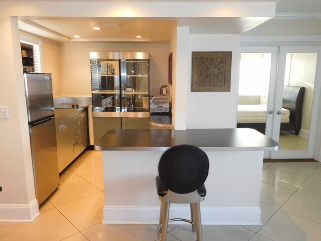 112 S Federal Hwy unit Trendy 2-1 Walk to B, Pompano Beach, FL 33062 - photo 7