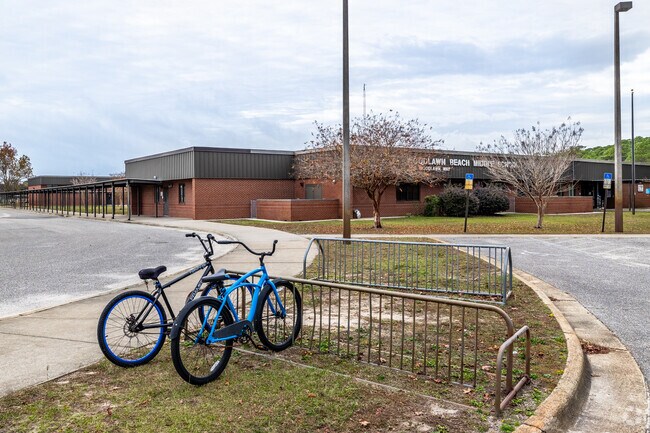 Midway Santa Rosa schools are rated A or A-minus on Niche, like Woodlawn Beach Elementary.