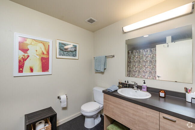 1BR, 1BA - 2,500SF - Bathroom