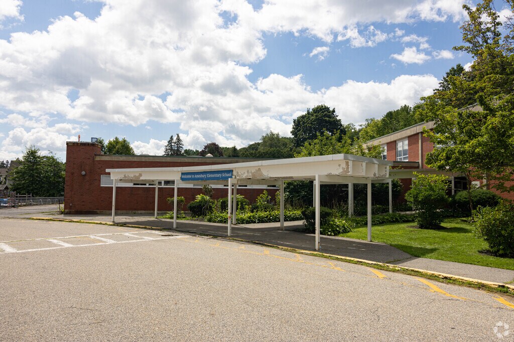 Amesbury Elementary School is located in the Amesbury area of Massachusetts.