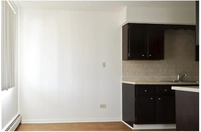 Briarwood Apartments, Waukegan, IL 60085 - photo 4