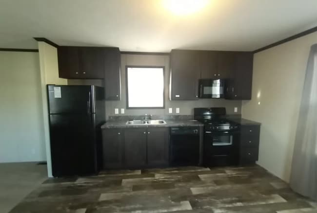 410 Deerfield Ln, Columbus, MI 48063 - photo 2