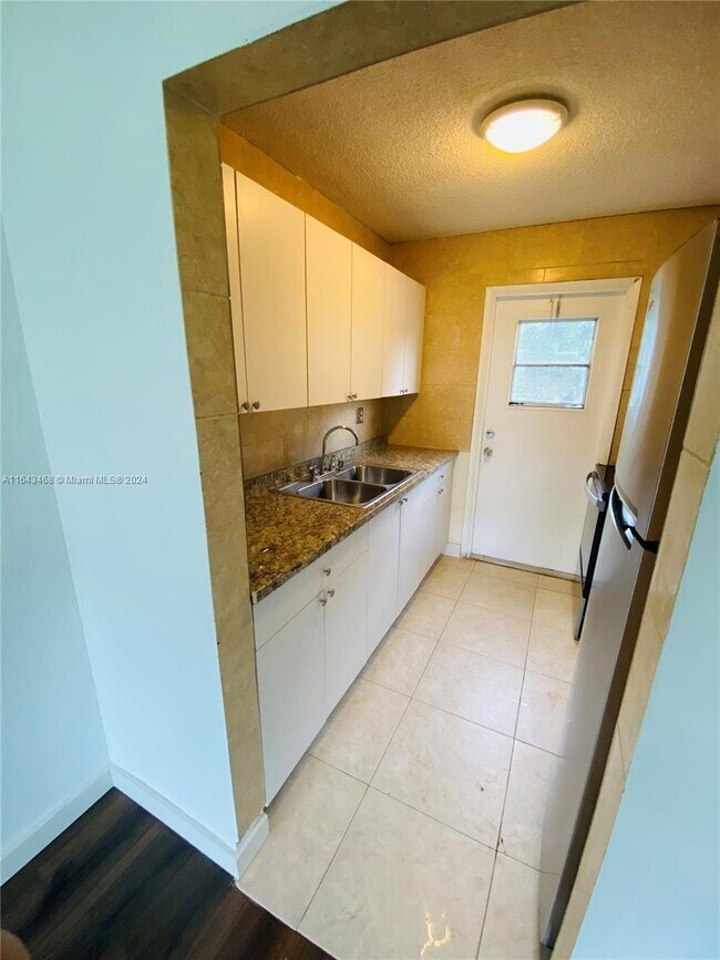6191 SW 37th St Unit 106, Davie, FL 33314