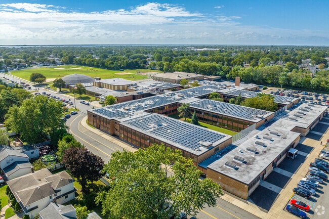 At Lindenhurst Senior High School 95% of students are proficient in reading.