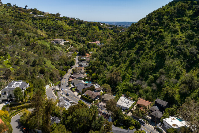 About Beverly Crest | Schools, Demographics, Things to Do - Homes.com