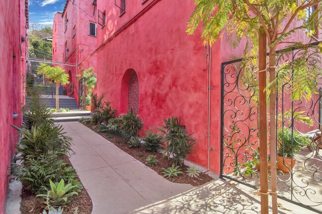 Big Momma Court Apts...Magical Renovated Bedrooms Available...CALL NOW!, Los Angeles, CA 90026 - photo 7