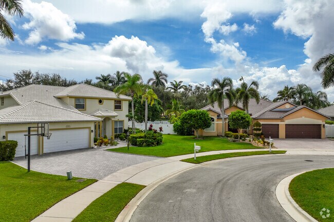 There are many streets in Stoneridge Lake Estates neighborhood that has circle finishes.