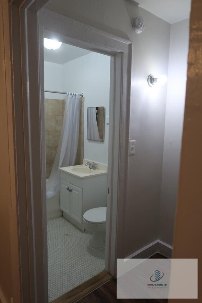 4236 N Broadway unit 4236-303, Chicago, IL 60613 - photo 7