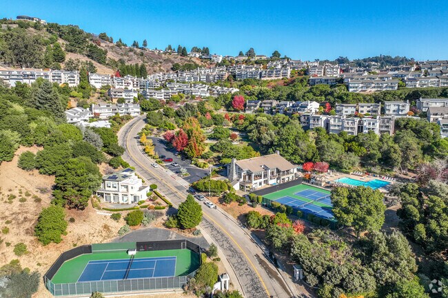 The Highlands Country Club is surrounded by beautiful homes and nature in Hiller Highlands.