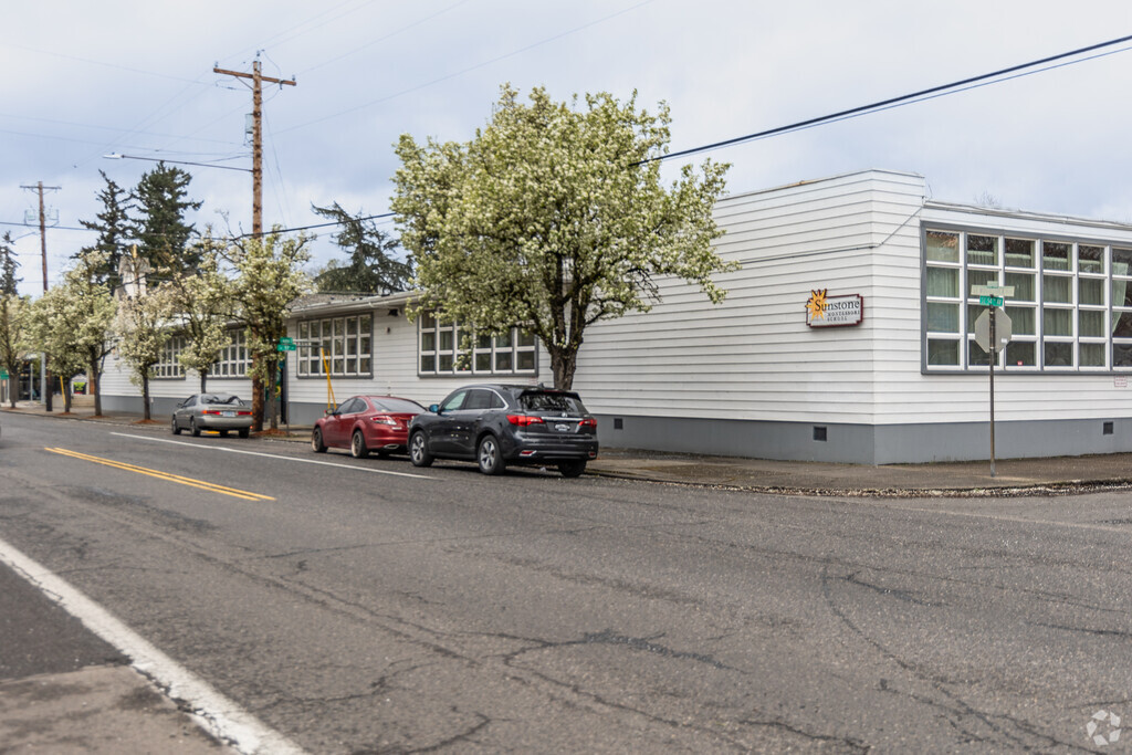 Sunstone Montessori School provides private education in the neighborhood of Woodstock.