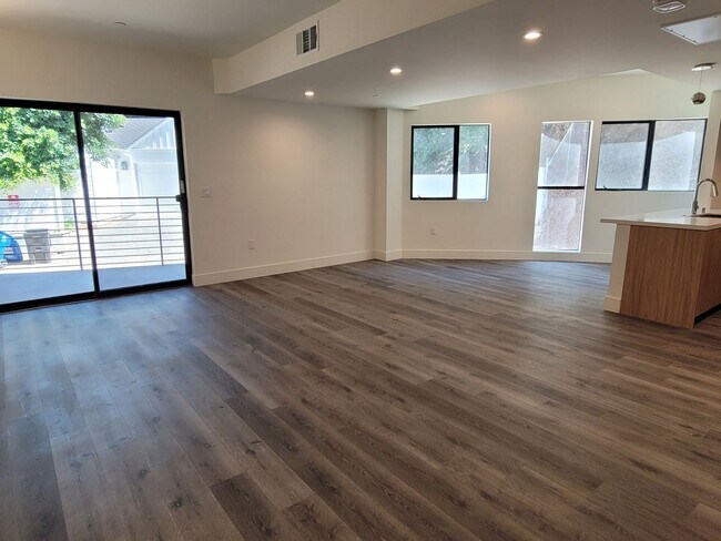 862 Moraga Dr unit 203, Los Angeles, CA 90049 - photo 5