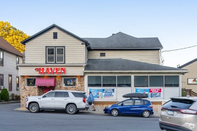 Franklin St is the perfect place for a night out in Osborne with multiple restaurants & bars.