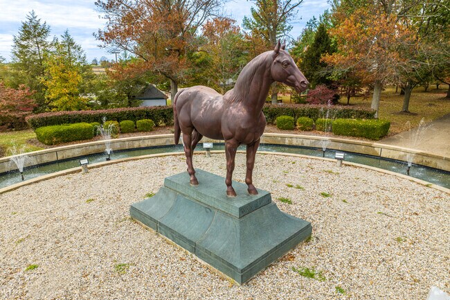 Kentucky Horse Park honors the beloved horse, Man O' War.