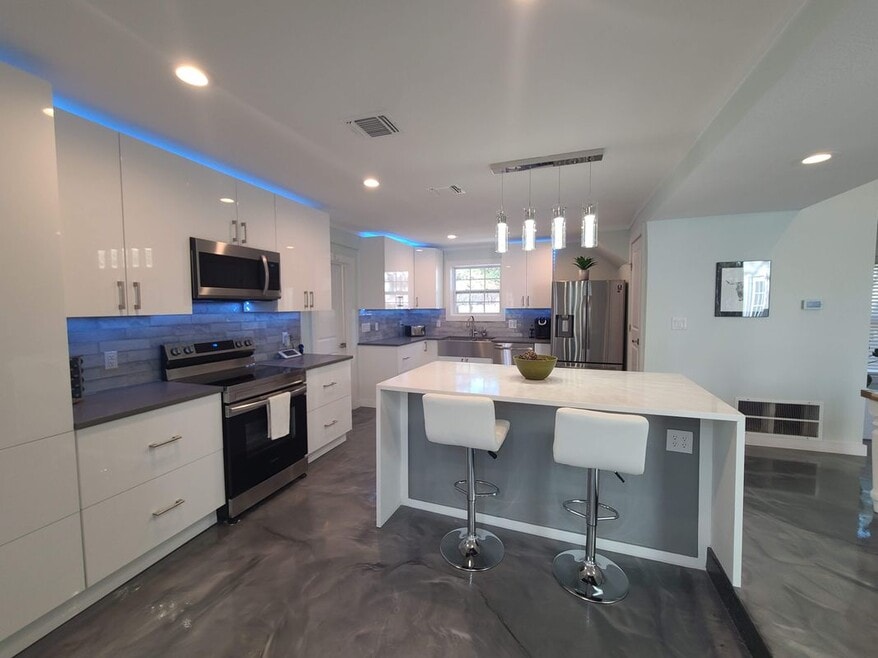 372 Plum St, Bastrop, TX 78602 - photo 1