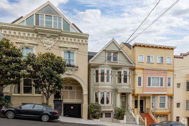 Edwardian, Victorian, and modern architecture seem to be the dominating themes in Cow Hollow.