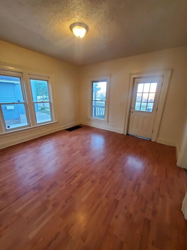821-823 Grand Ave Unit 823 Lower, Racine, WI 53403