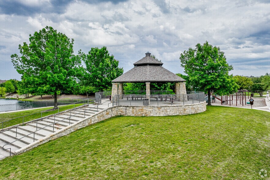 Tom Allen Jr. Park is a 6 acre neighborhood park located in Craig Ranch. The park features a large pavillion with picnic tables and grill.