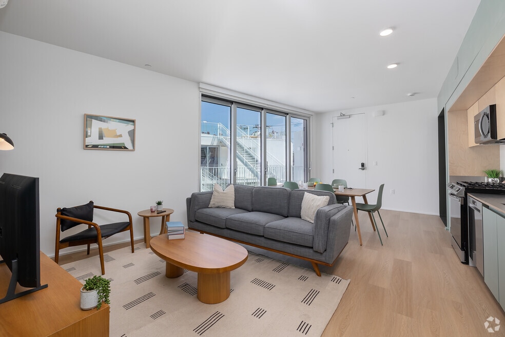 4BD, 3BA - 1,070SF - Living Room