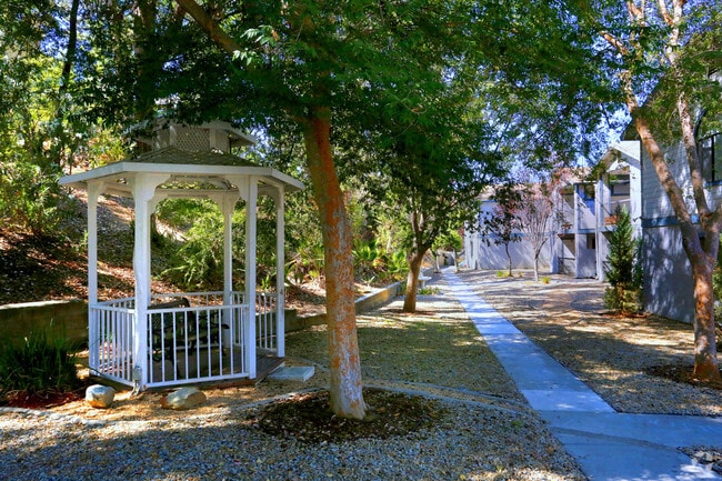 Lakeridge Apartments