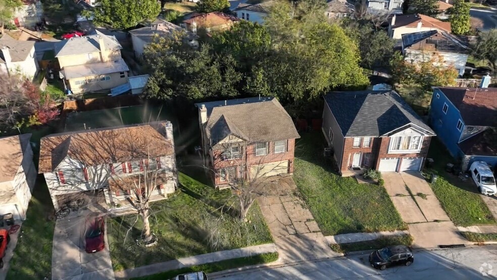 13703 Cambourne Dr, Pflugerville, TX 78660 - photo 2