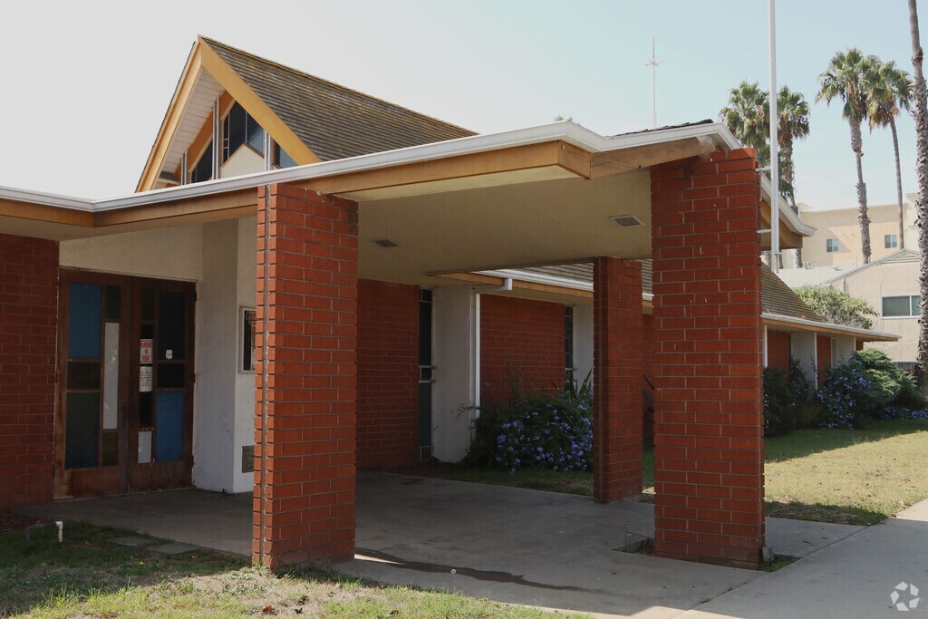South Bay Lutheran High School provides education in the neighborhood of 
South Inglewood