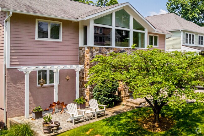 Bannockburn residents can sip their morning coffee on their inviting front porches.