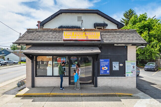 Fine Food Market is a neighborhood convenient store located next to Karns Park.