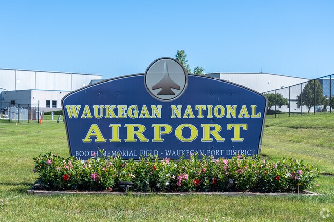 Heatherstone residents have easy access to the nearby Waukegan National Airport.