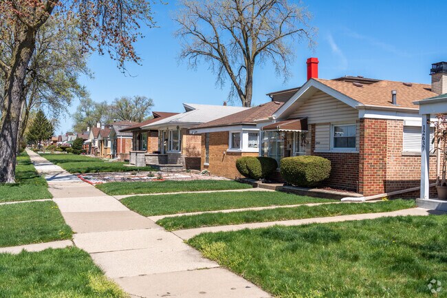 Single story homes of varying styles are abundant in the Calumet Park neighborhood.