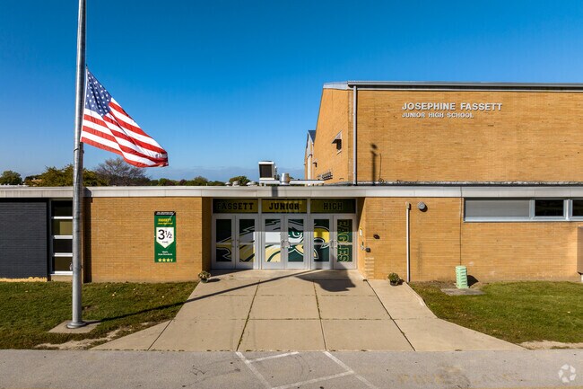 Fassett Middle School earned a 3.5/5 rating for its small class sizes and great reputation.