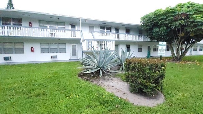 165 Canterbury G, West Palm Beach, FL 33417 - photo 7