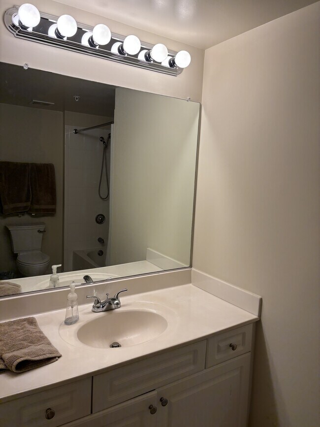 2726 Gallows Rd Unit Dunn Loring, Vienna, VA 22180