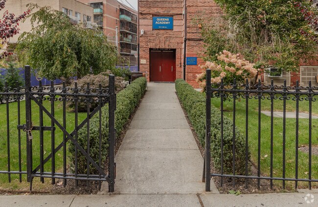 Queens Academy High School has a student-teacher ratio of 11 to 1.