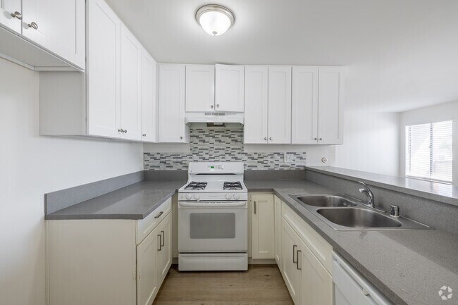 1BR, 1BA - 680SF - Kitchen