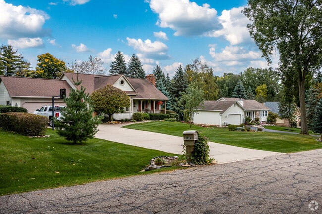 Ranch‑style homes are common along Clarkston’s quiet cul‑de‑sacs.