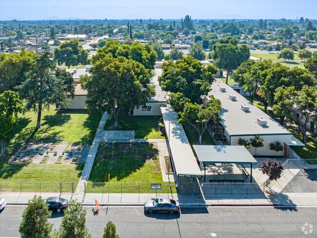 Houston Elementary School is located in the neighborhood of Northwest Visalia.