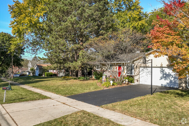 Algonquin Heights offers many ranch and split level style homes.
