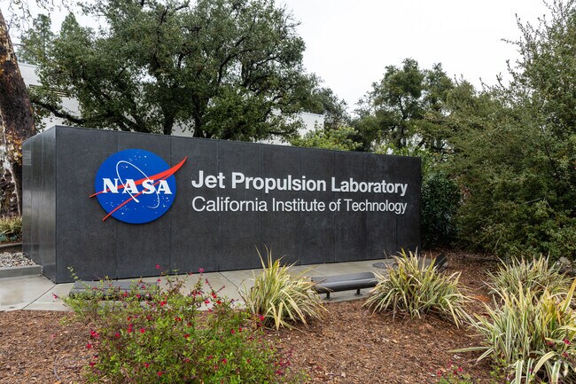 NASA Jet Propulsion Laboratory is a research center in La Cañada Flintridge.