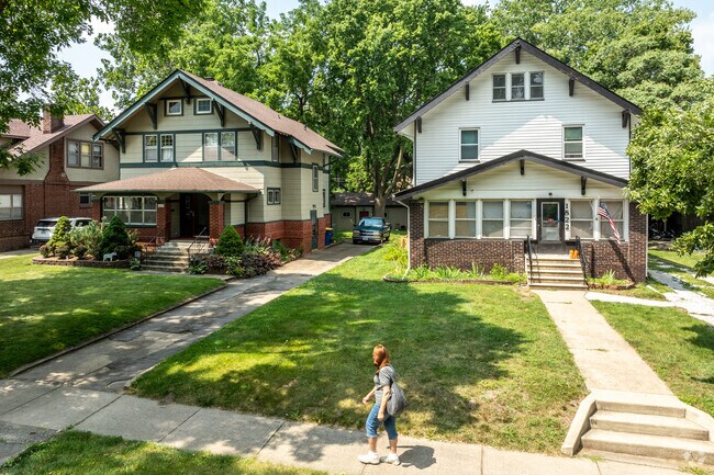 Residents of Union Park can stroll the sidewalks and take in the beauty of the neighborhood.